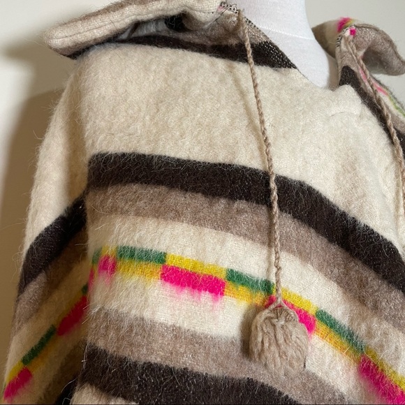 Vintage 1970s cream wool Aztec poncho cape with pompoms and fringe details - Picture 4 of 7